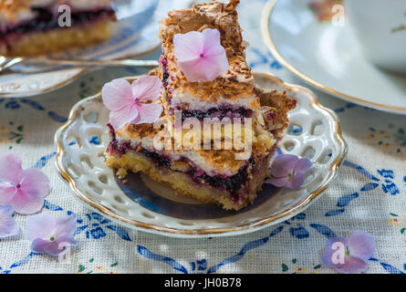 Johannisbeer Kokos Slice mit Tee auf dem Tisch Stockfoto