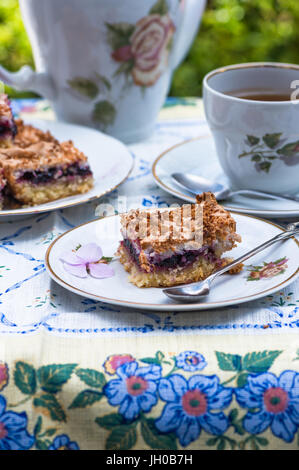 Johannisbeer Kokos Slice mit Tee auf einem Tisch im Garten Stockfoto