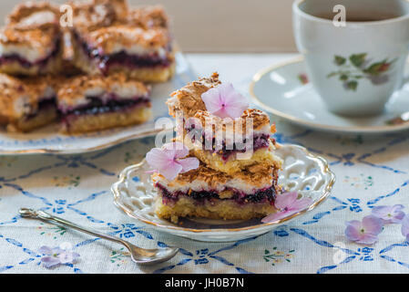 Johannisbeer Kokos Slice mit Tee auf dem Tisch Stockfoto