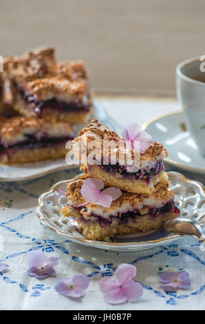 Johannisbeer Kokos Slice mit Tee auf dem Tisch Stockfoto