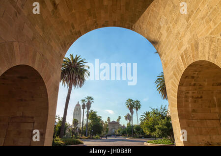 Die architektonischen Strukturen auf dem Campus der Stanford University in Palo Alto, Kalifornien, USA Stockfoto