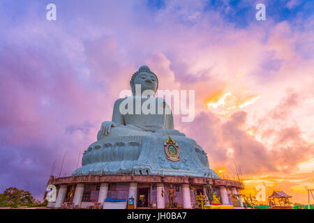 Luftaufnahmen der weiße große Phuket ist groß Buddha am Morgen.  Großer Buddha von Phuket ist eines der wichtigsten und verehrten Wahrzeichen der Insel Stockfoto