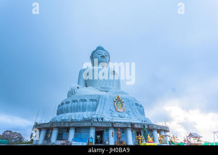 Luftaufnahmen der weiße große Phuket ist groß Buddha am Morgen.  Großer Buddha von Phuket ist eines der wichtigsten und verehrten Wahrzeichen der Insel Stockfoto