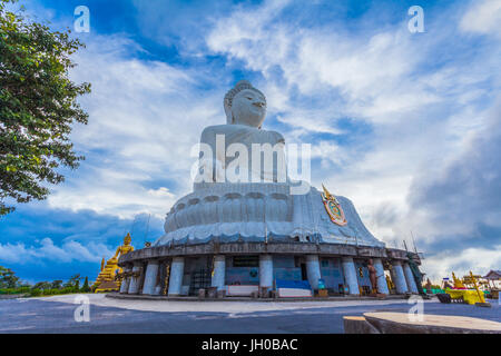 Luftaufnahmen der weiße große Phuket ist groß Buddha am Morgen.  Großer Buddha von Phuket ist eines der wichtigsten und verehrten Wahrzeichen der Insel Stockfoto