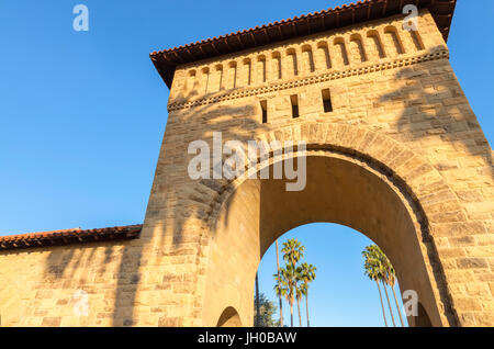 Die architektonischen Strukturen auf dem Campus der Stanford University in Palo Alto, Kalifornien, USA Stockfoto