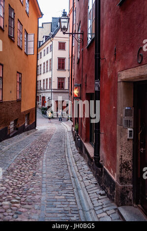 Eine schmale Straße in der Altstadt von Stockholm. Stockfoto