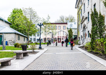 Quebec Stadt, Kanada - 29. Mai 2017: Straße mit Passanten auf gepflasterten Gehweg Altstadt genannt Chaussee des Ecossais mit Tor Bogen Stockfoto