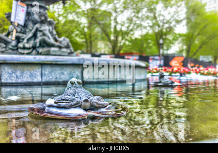 Quebec Stadt, Kanada - 29. Mai 2017: Nahaufnahme des Schwebens Kröte Skulptur auf Seerosenblatt in Brunnen im Sommer mit Schaum auf Avenue Honoré Mercier Stockfoto