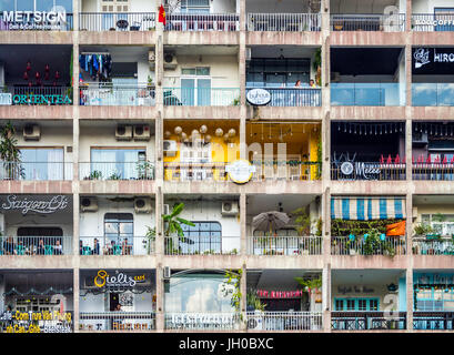 Saigon, Ho-Chi-Minh-Stadt, Vietnam, Januar 2017: [Mehrfamilienhaus mit vielen Wohnungen und Geschäften, Saigon vietnamesischen Stil in Leben Stockfoto