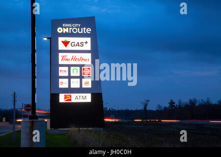 Die Zeichen für den King City ONroute Service Center oder Reisen Plaza im Besitz von Host Kilmer Service Zentren HKSC in King City, York Region, Ontario, Kanada Stockfoto