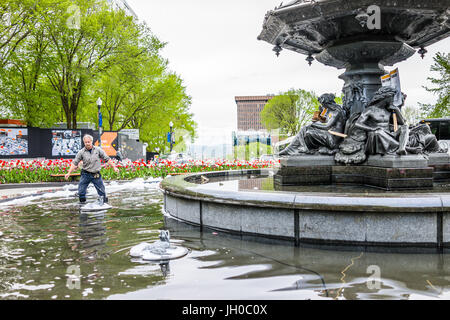 Quebec Stadt, Kanada - 29. Mai 2017: Mann Reinigung großen Brunnen aus Protest im Sommer vom Kreisverkehr bei Autos auf der Avenue Honoré Mercier Stockfoto
