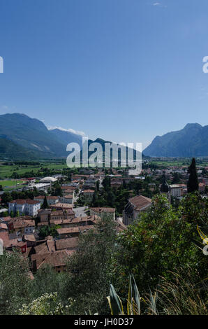 Blick von der Burg über der Stadt von Arco, nahe dem nördlichen Ufer des Gardasee, Italien Stockfoto