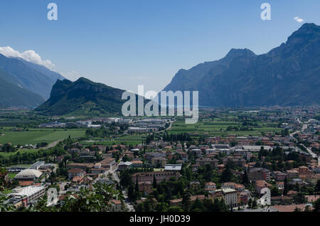 Blick von der Burg über der Stadt von Arco, nahe dem nördlichen Ufer des Gardasee, Italien Stockfoto