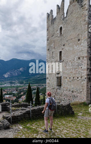 Blick von der Burg über der Stadt von Arco, nahe dem nördlichen Ufer des Gardasee, Italien Stockfoto