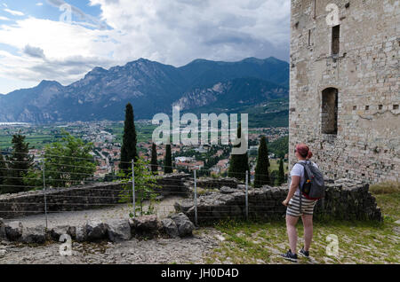 Blick von der Burg über der Stadt von Arco, nahe dem nördlichen Ufer des Gardasee, Italien Stockfoto