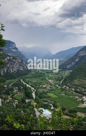 Blick von der Burg über der Stadt von Arco, nahe dem nördlichen Ufer des Gardasee, Italien Stockfoto