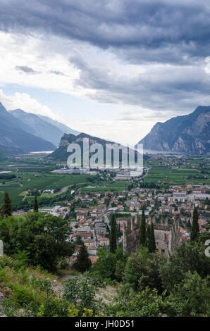 Blick von der Burg über der Stadt von Arco, nahe dem nördlichen Ufer des Gardasee, Italien Stockfoto