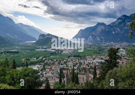 Blick von der Burg über der Stadt von Arco, nahe dem nördlichen Ufer des Gardasee, Italien Stockfoto