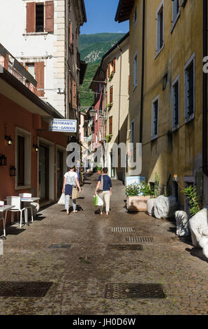 Gepflasterte Straße in die italienische Stadt Malcesine am Ufer des Gardasees, dem größten See in Italien Stockfoto