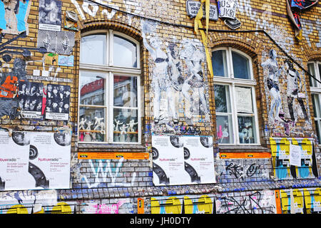 Graffiti bedeckt Exterieur des alten Fabrikgebäudes im Bereich Friedrichshain-Kreuzberg von Berlin, Deutschland, eine beliebte alternative touristische Attraktion. Stockfoto
