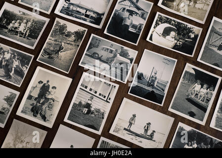 Alte schwarz-weiß Familienfotos verteilt mit Oldtimern, Kinderwagen, Outfits und Locations in Australien. Stockfoto