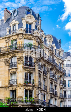 Apartments in Paris an einem sonnigen Tag Stockfoto