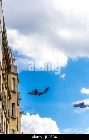 Flugzeuge Praxis fliegt über Paris vor der Meuterei auf der Astral-2017 Stockfoto