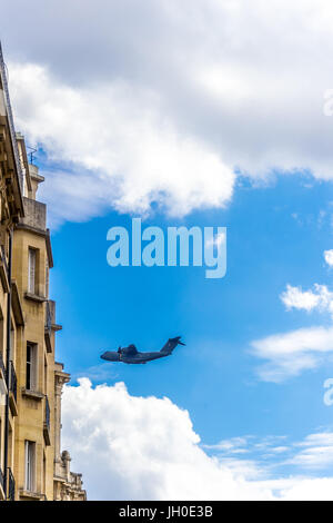 Flugzeuge Praxis fliegt über Paris vor der Meuterei auf der Astral-2017 Stockfoto