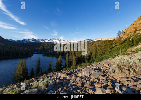 Eine morgendliche Aussicht Twin Lakes und der Mammut-Crest-Bergkette im kalifornischen Mammoth Lakes Becken. Stockfoto