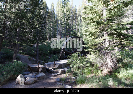 Überreste der Mühle Stadt Stampmill, gold Verarbeitung Mühle errichtet von Bergleuten, die in den 1870er Jahren in Mammoth Lakes, Kalifornien nieder. Stockfoto