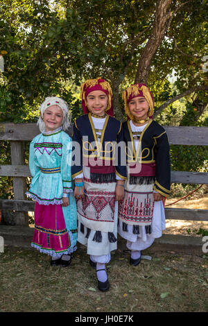 3, 3, griechisch-amerikanischen Mädchen, Porträt, griechische Volkstänzer, Tracht, Marin griechische Festival, Stadt Novato, Marin County, Kalifornien Stockfoto