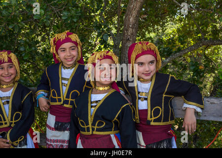 4, vier, griechisch-amerikanischen Mädchen, Porträt, griechische Volkstänzer, Tracht, Marin griechische Festival, Stadt Novato, Marin County, Kalifornien Stockfoto