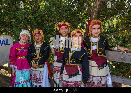 5, 5, griechisch-amerikanischen Mädchen, Porträt, griechische Volkstänzer, Tracht, Marin griechische Festival, Stadt Novato, Marin County, Kalifornien Stockfoto