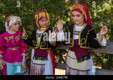 3, 3, griechisch-amerikanischen Mädchen, Porträt, griechische Volkstänzer, Tracht, Marin griechische Festival, Stadt Novato, Marin County, Kalifornien Stockfoto