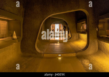 Blick in eine dunkle Höhle-wie Passage mit Exponaten zum Eingangsbereich des Israel Museums in Jerusalem, Israel, berühmt für die Schriftrollen vom Toten Meer. Stockfoto
