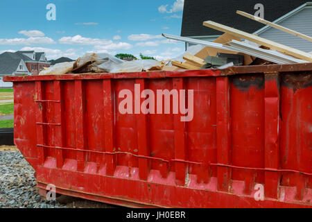 Müllcontainer mit Links über Holz vom Bau Stockfoto