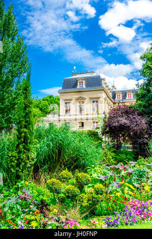 Der Platz du Temple an einem schönen Sommertag ist von atemberaubenden Pariser Appartements umgeben Stockfoto