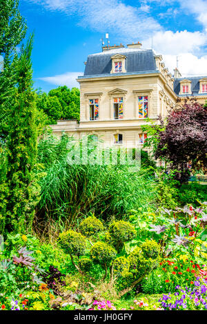 Der Platz du Temple an einem schönen Sommertag ist von atemberaubenden Pariser Appartements umgeben Stockfoto