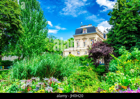 Der Platz du Temple an einem schönen Sommertag ist von einer atemberaubenden Pariser Architektur umgeben Stockfoto