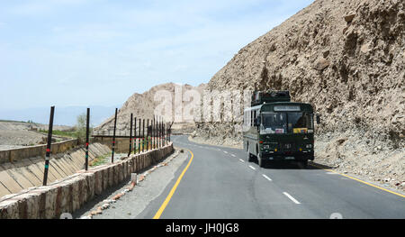 Ladakh, Indien - 17. Juli 2015. Ein lokaler Bus Passstrasse die Höhenlage Ladakh-Leh unterwegs im Himalaya Gebirge, Bundesstaat Jammu und Kashmir, In Stockfoto