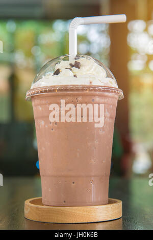 Schokolade Smoothie oder Schoko Frappe und peitschte Creme Belag im Café. Stockfoto