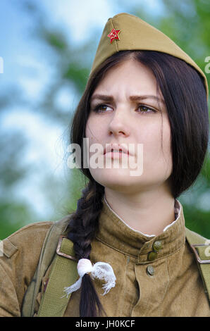 Festival der Militärgeschichte des Russlands des XX. Jahrhunderts. Togliatti, 8. Juli 2017. Mädchen in uniform, Soldaten der russischen Armee. Stockfoto