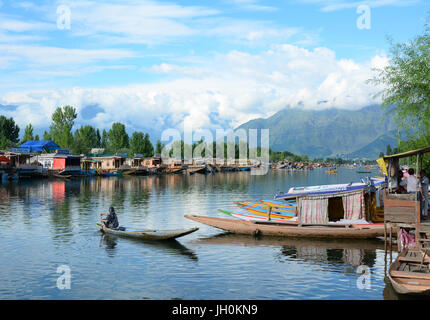Srinagar, Indien - 23. Juli 2015. Holzboote auf Dal-See in Srinagar, Indien. Srinagar ist die Sommerhauptstadt und Jammu ist die Winterhauptstadt in Indien. Stockfoto