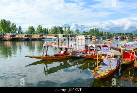 Srinagar, Indien - 23. Juli 2015. Traditionelle Holzboote auf Dal-See in Srinagar, Indien. Srinagar ist die größte Stadt und die Sommerhauptstadt der In Stockfoto