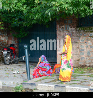 Srinagar, Indien - 23. Juli 2015. Frauen im Saree stehen auf Straße in Srinagar, Indien. Srinagar ist die größte Stadt und die Sommer-Hauptstadt von Indien Stockfoto
