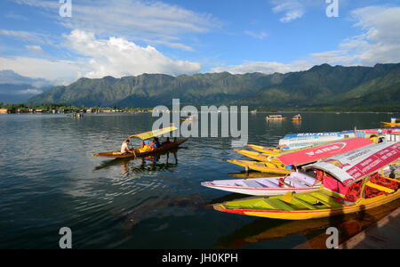 Srinagar, Indien - 23. Juli 2015. Menschen aus Holz Ruderboot in Srinagar, Indien. Srinagar ist die größte Stadt und die Sommer-Hauptstadt des indischen Bundesstaates Stockfoto
