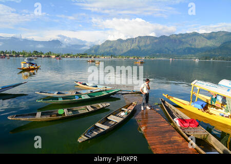 Srinagar, Indien - 23. Juli 2015. Holzboote am Steg auf Dal-See in Srinagar, Indien. Srinagar ist die größte Stadt und die Sommer-Hauptstadt von Indien Stockfoto