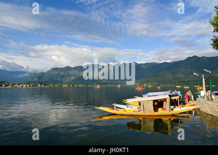 Srinagar, Indien - 23. Juli 2015. Holzboote am Steg auf Dal-See in Srinagar, Indien. Srinagar, der Sommerhauptstadt von Bihar & ist so schön Stockfoto