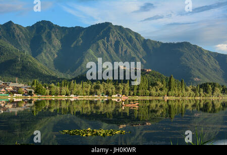 Srinagar, Indien - 23. Juli 2015. Menschen aus Holz Ruderboot in Srinagar, Indien. Srinagar, der Sommerhauptstadt von Bihar & ist so schön wie es ich Stockfoto