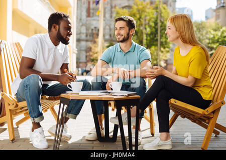 Junge Menschen genießen schöne Gespräch locker Stockfoto